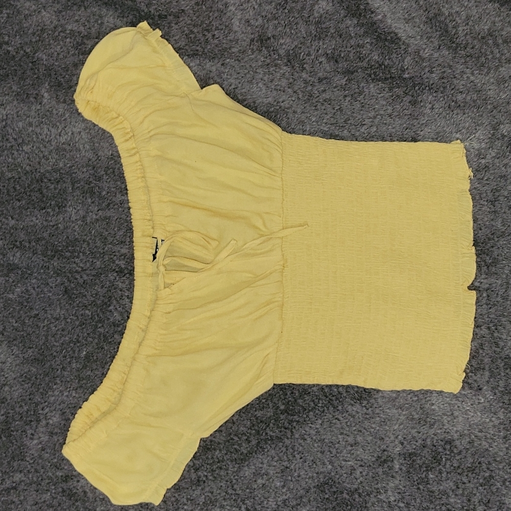 Cute yellow top